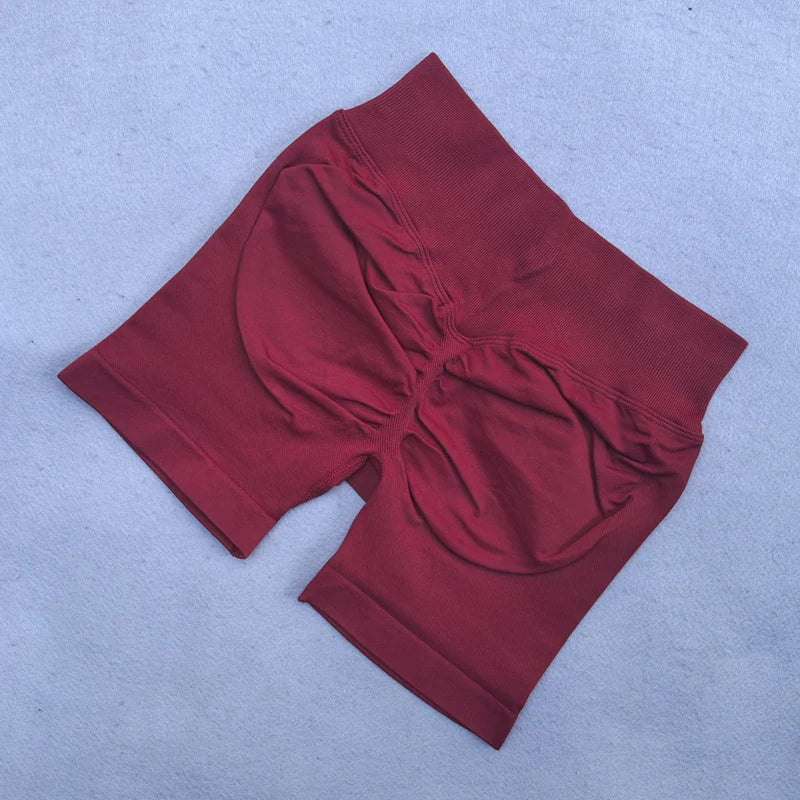 Conjunto Deportivo Halter Acolchado con Shorts Scrunch – imagen 17