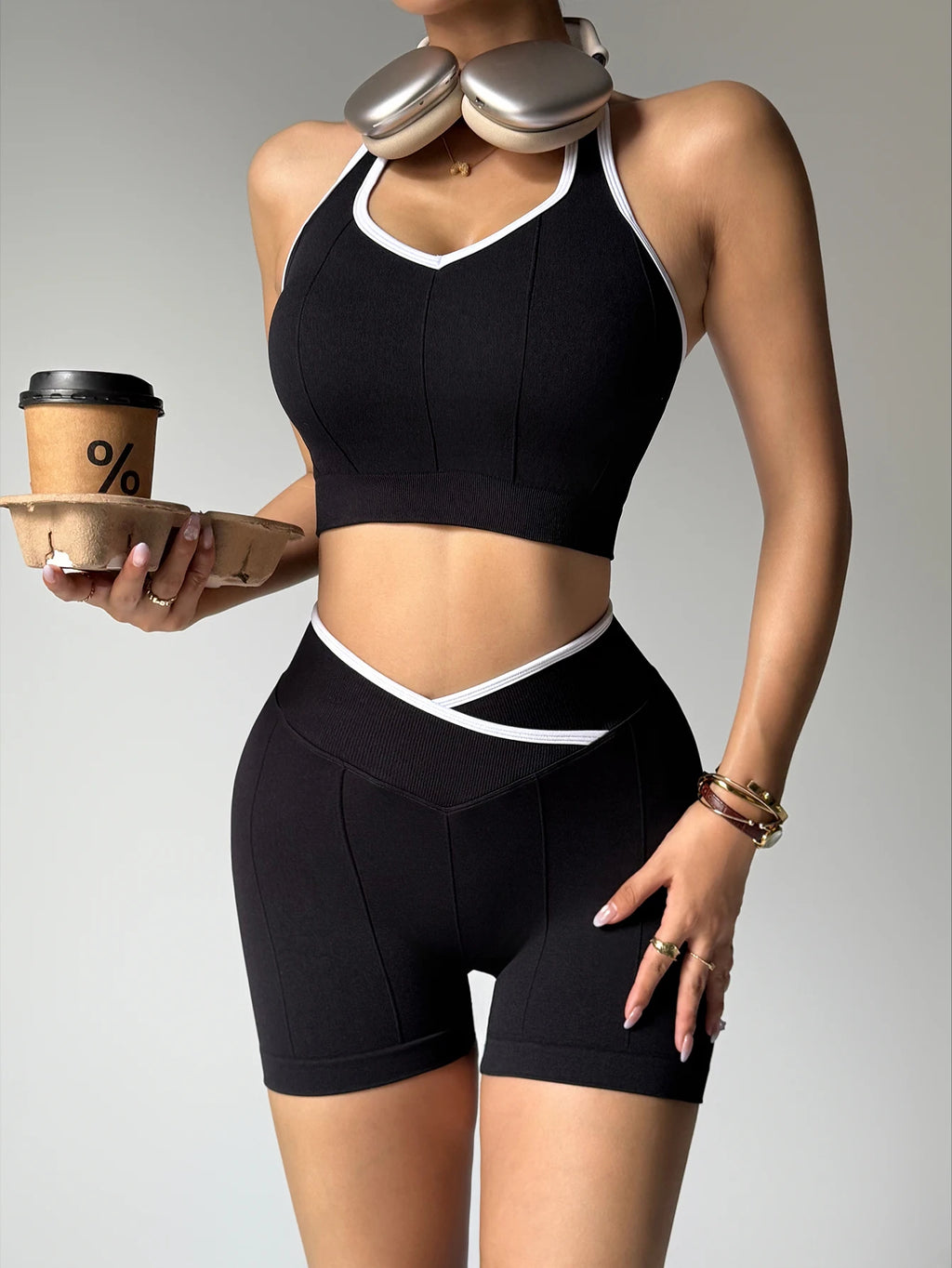 Conjunto Deportivo Halter Bicolor con Shorts de Tiro Alto – imagen 5